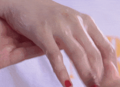 爱美男明星比女明星还爱美？黄子韬爱上做美甲，蔡徐坤登封面大秀美甲