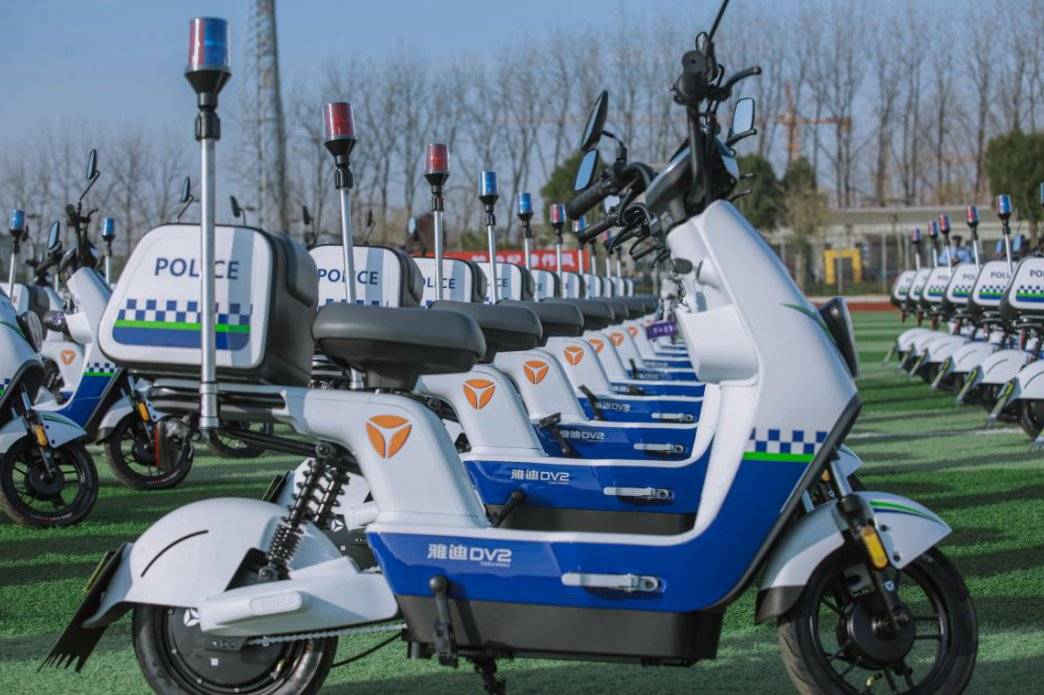 北斗高精定位警用雅迪电动车高配置上岗