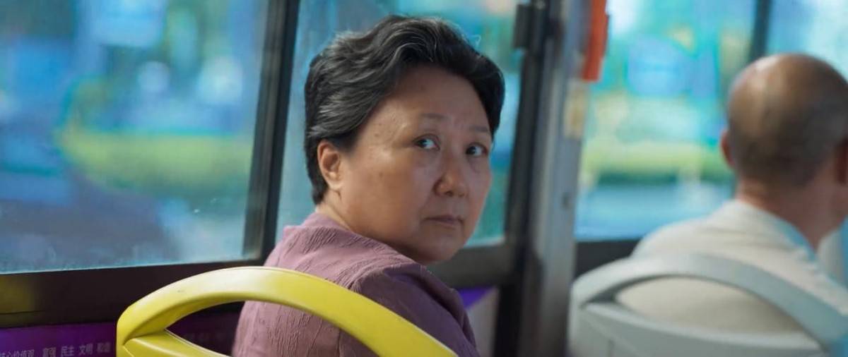 饰演药婆的马兰,曾经出演过《你好,李焕英》,《山河令》等作品,也是不