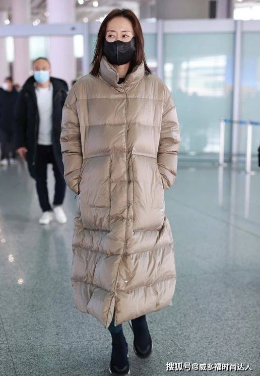 刘敏涛 刘敏涛“包裹式”穿搭真温暖，素色棉服简约个性，冬天就要这样穿