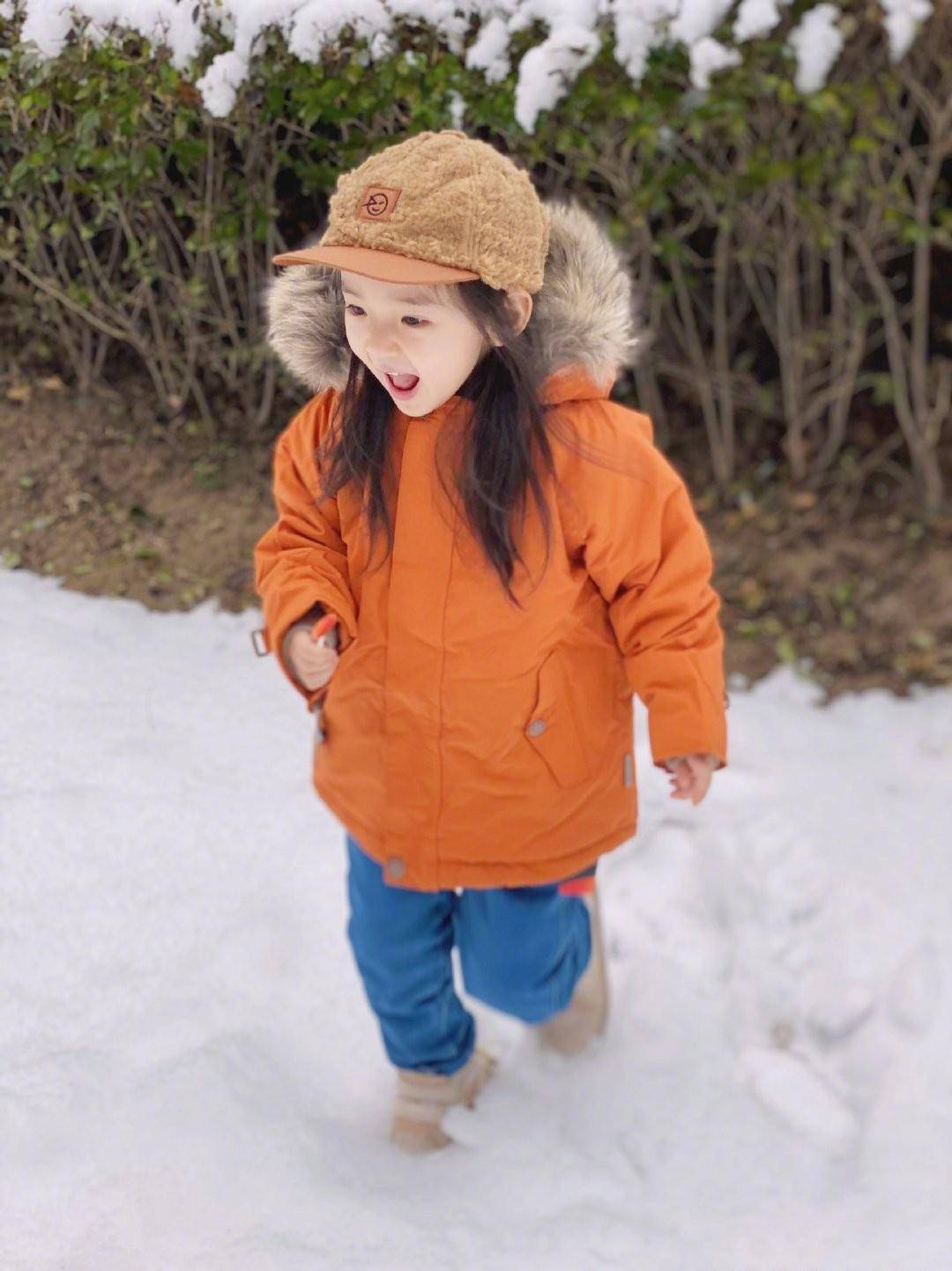 董璇董璇晒女儿雪地撒欢九宫格，小酒窝手拿棒棒糖像极了爸爸高云翔