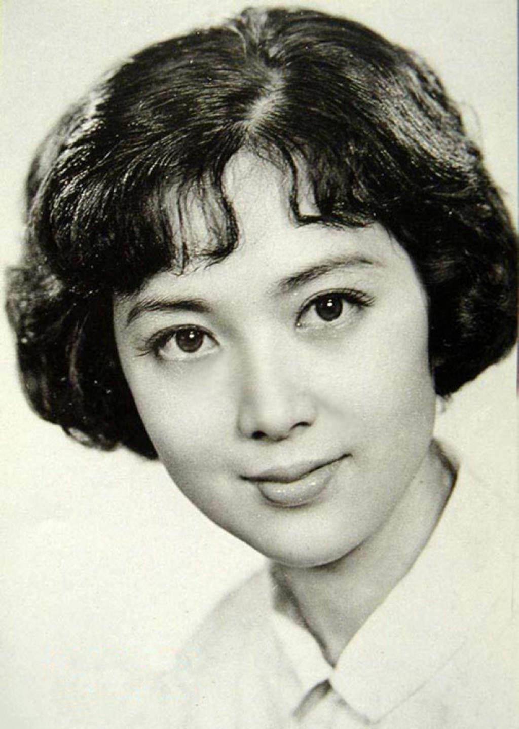 姐妹看了龚雪的淑女造型，突然发现：“再过30年，穿衣也不如她优雅”