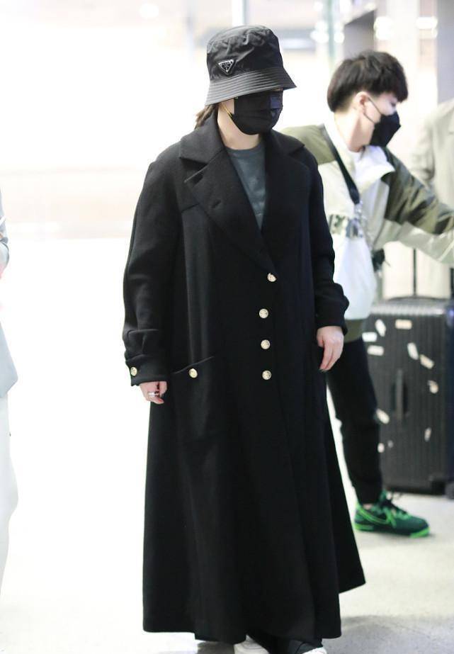 钟欣潼 钟欣潼穿衣有中年感了,廓形大衣配毛衣,颜色挺优雅,但有点显胖