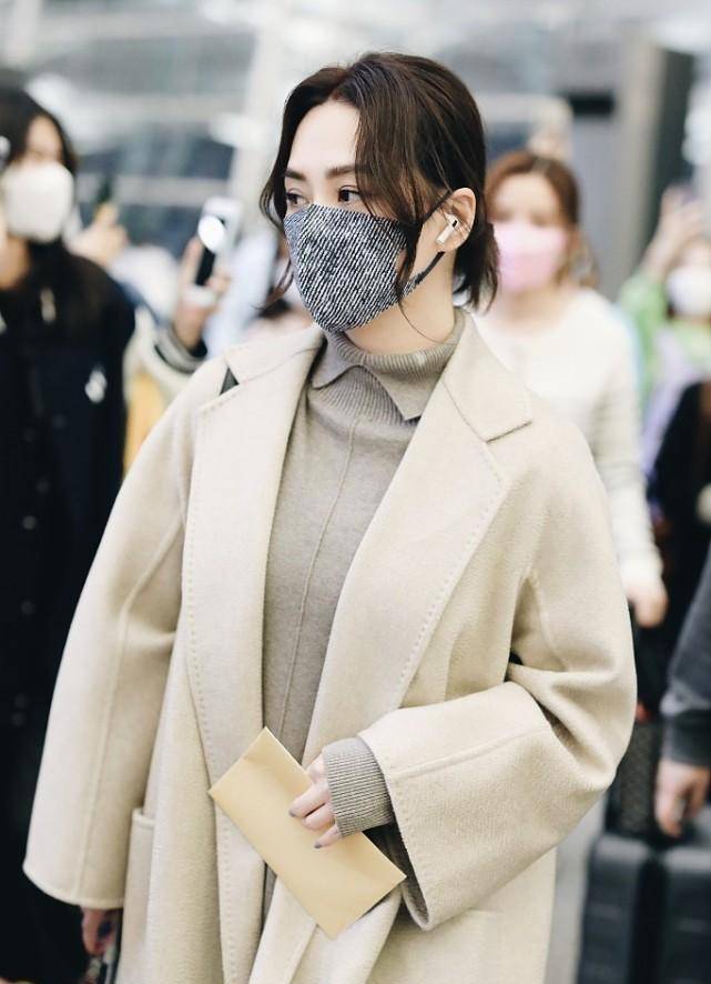 钟欣潼 钟欣潼穿衣有中年感了,廓形大衣配毛衣,颜色挺优雅,但有点显胖