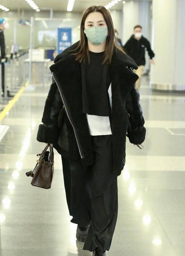 钟欣潼 钟欣潼穿衣有中年感了,廓形大衣配毛衣,颜色挺优雅,但有点显胖