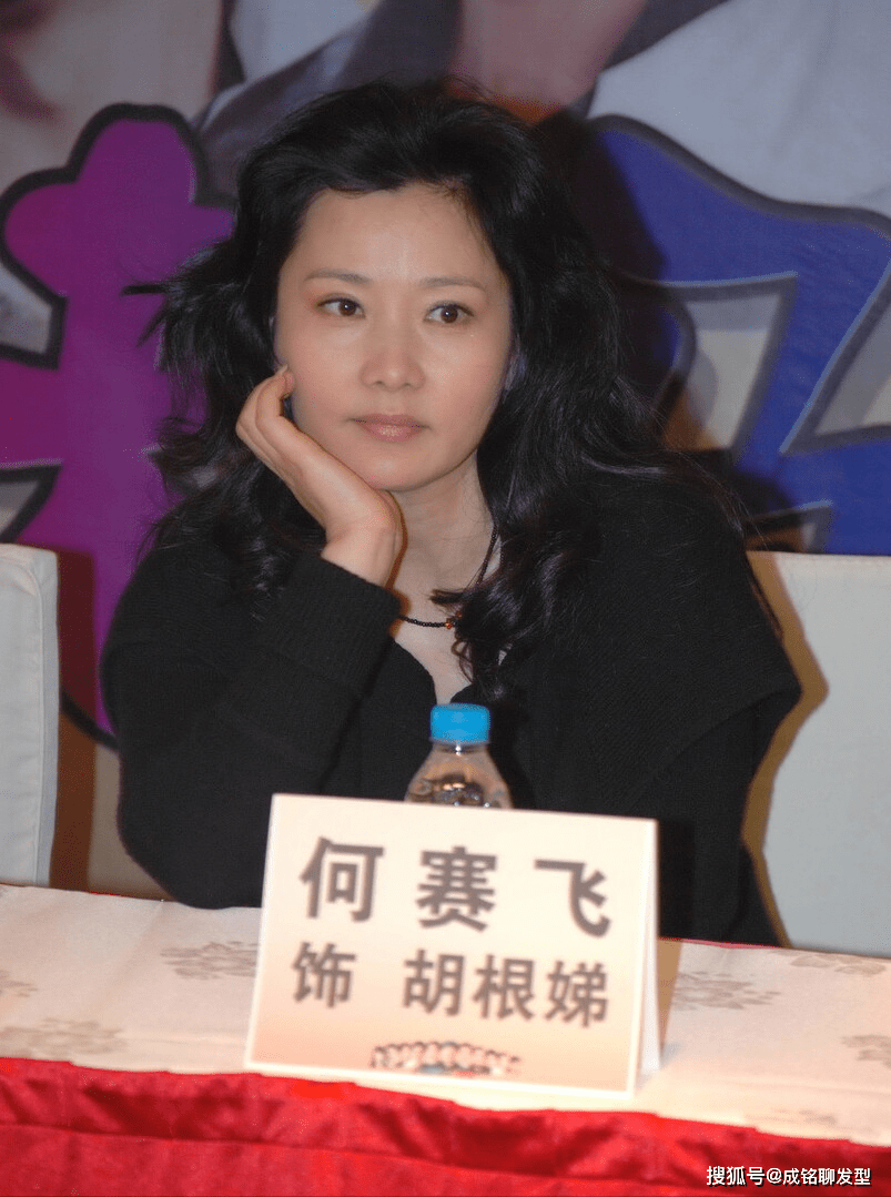 卷发看了58岁何赛飞的波浪发型，就知道中年女人，烫卷发其实最有魅力