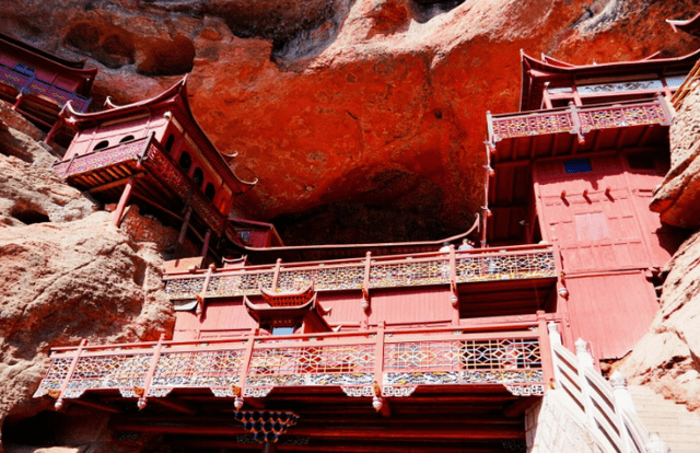 福建这座寺庙有点意思，不加瓦片，一柱插地，现今名扬海外