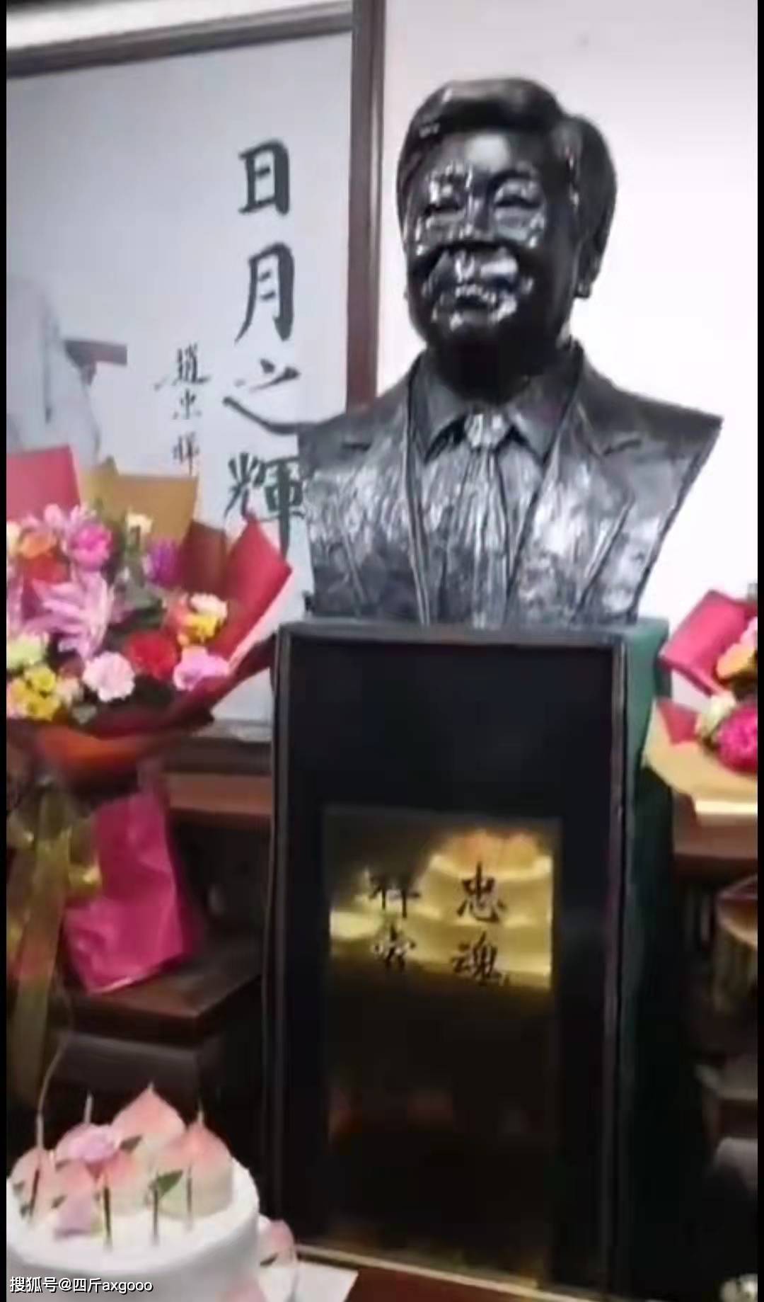 原创赵忠祥雕像在京揭幕倪萍杨澜现场哽咽落泪众人合唱生日快乐歌
