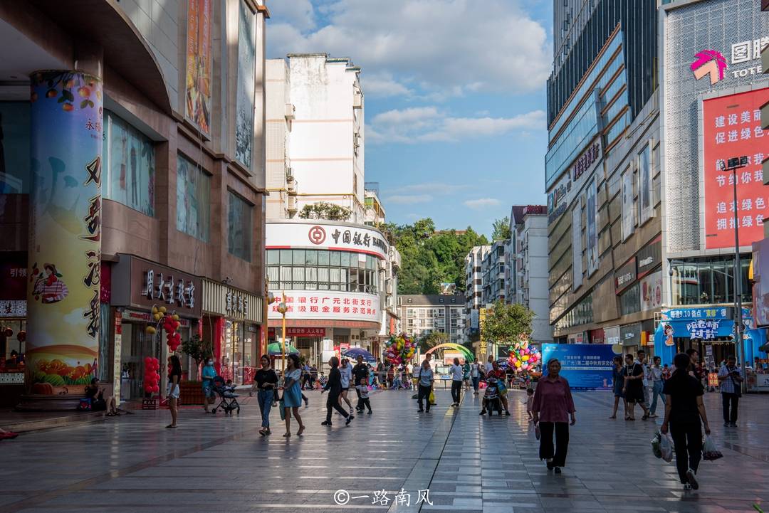 市场街|四川广元最热闹的步行街，当地人休闲娱乐的好去处，外地游客不多