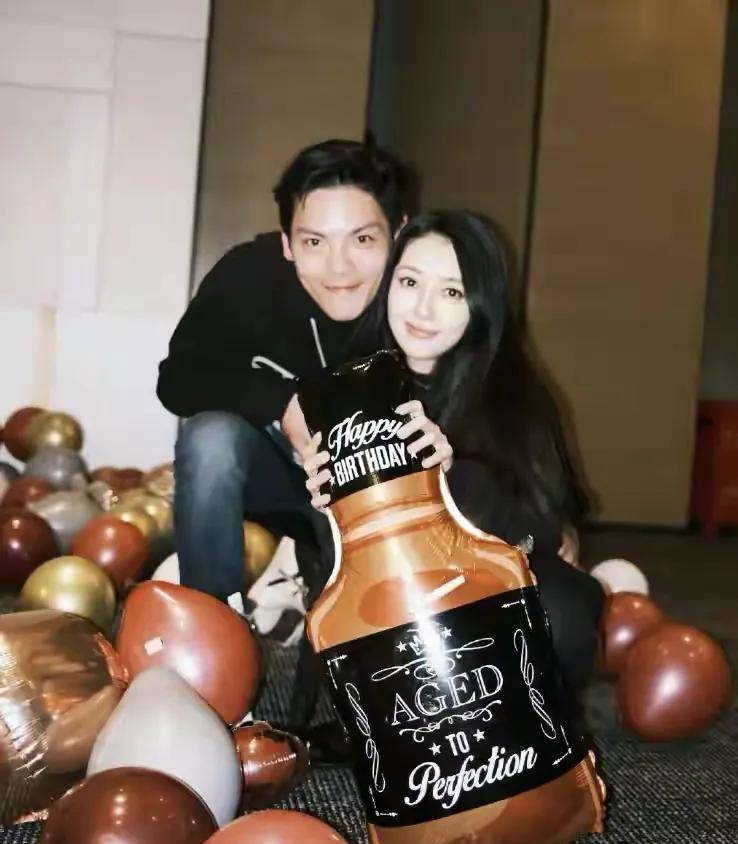 黑色 郭碧婷二胎实锤！模样变丑孕相明显，女儿太白胖越来越像奶奶