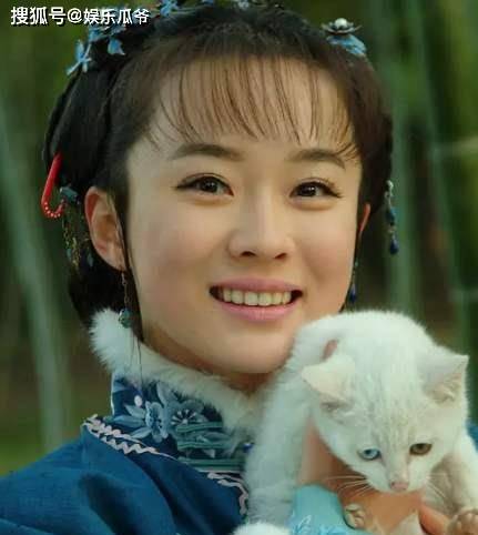 青春年轻时的霍思燕温润如玉，恬静又温柔，俏皮又清纯，惊艳了时光