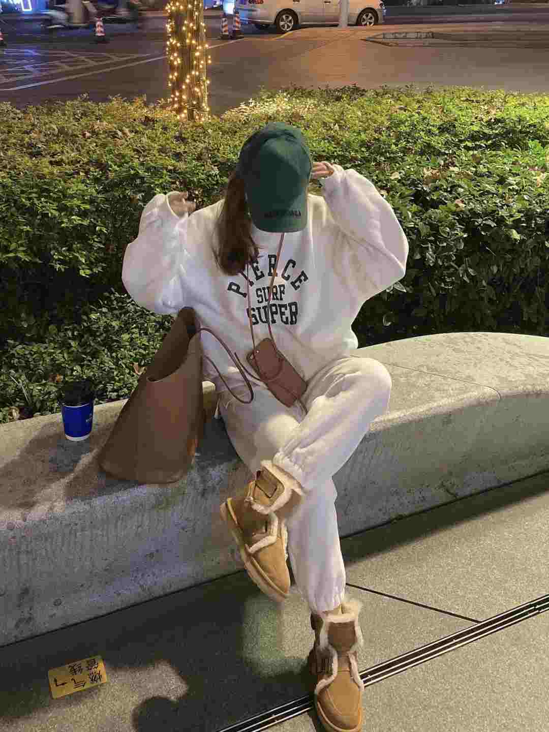 大衣 冬天不要总穿黑裤子了，这些白色长裤清爽减龄又百搭，谁穿谁美