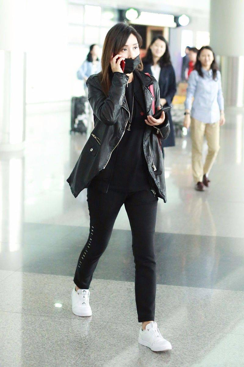 好久不见的杨恭如,腿怎么粗成这样了,黑色都显不了瘦