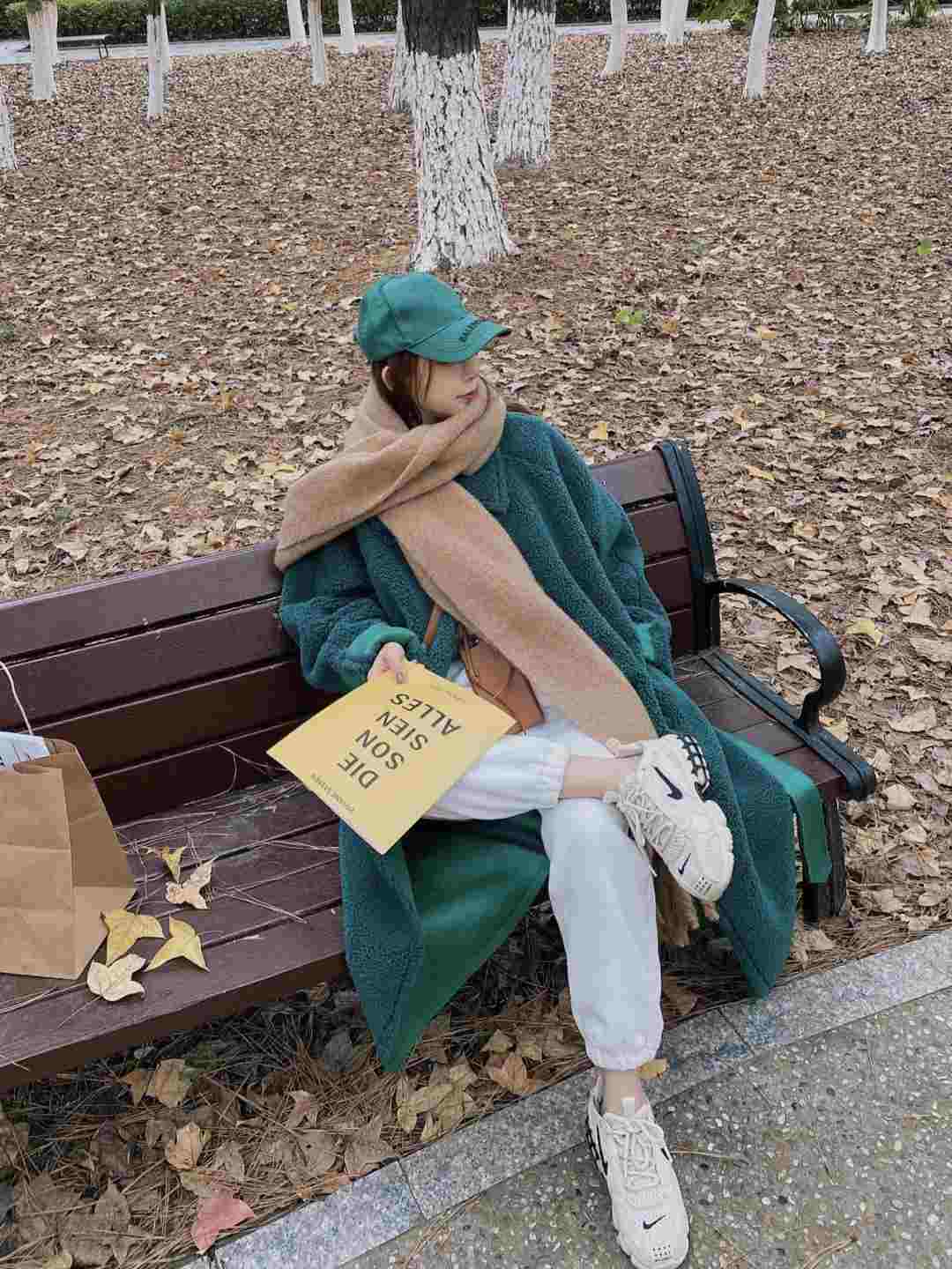 大衣 冬天不要总穿黑裤子了，这些白色长裤清爽减龄又百搭，谁穿谁美