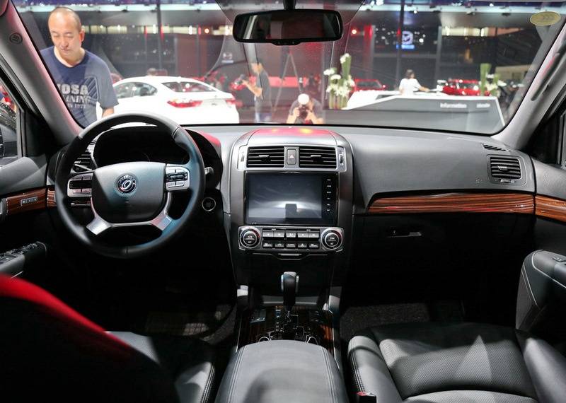 新车霸锐的内饰显得很简洁,四辐式多功能方向盘_配置_车企_高上