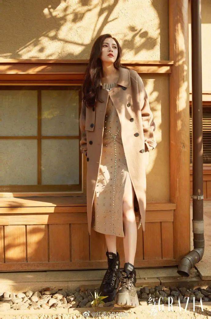 原创陈钰琪杂志写真超靓丽肤白貌美大长腿太性感迷人
