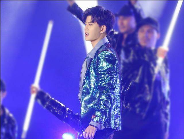 梦想|《嗨放派》最后一期收官，任嘉伦再现舞台唱跳，又被他帅到了！