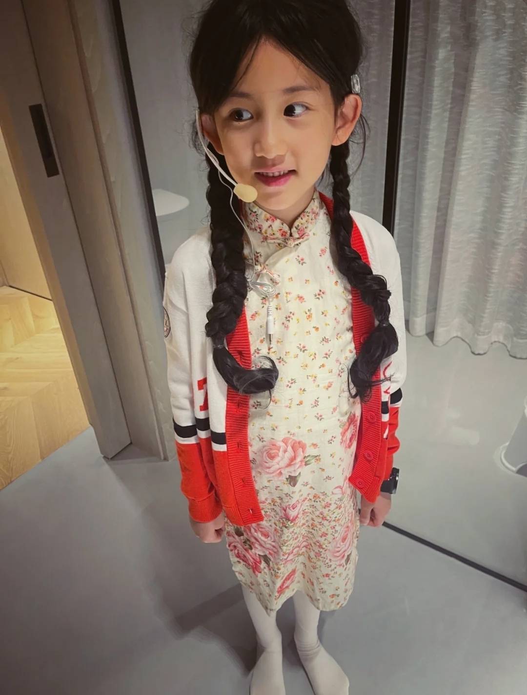 网友女承母业！孙莉晒小女儿舞蹈演出，妹妹姿态婀娜天赋异禀不输妈妈
