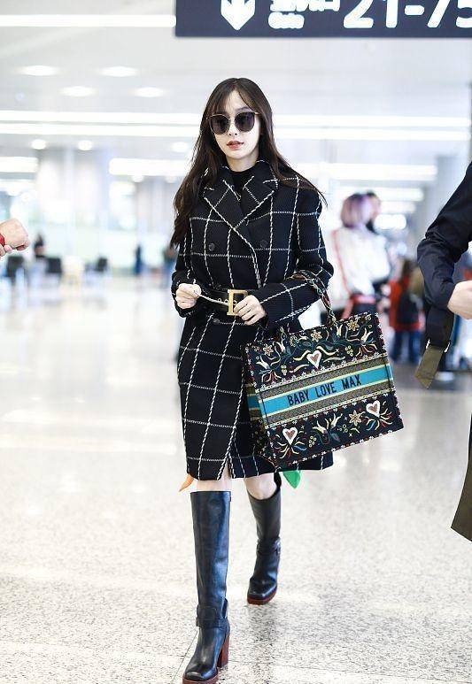 设计 杨颖穿大衣的眼光真高，军装大衣拼接毛边，配皮靴减龄还显气质