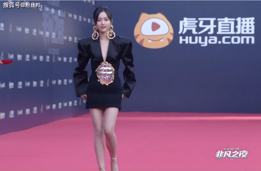 原创对比虎牙斗鱼年度盛典非凡之夜效果燃炸各方面更胜一筹