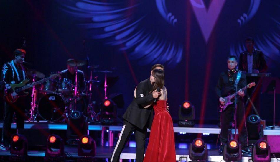 演唱会 36岁金莎亮相Vitas演唱会，一袭红色丝绒长裙，美得优雅又高级