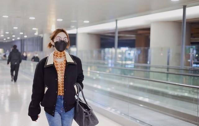 脚踝 李菲儿气质这么好,短大衣配打底衫时尚清新,露脚踝看着有点冷