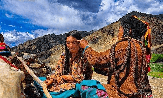 探秘喜马拉雅山的神秘部落：喜欢吃素爱戴鲜花，婚嫁习俗十分特别