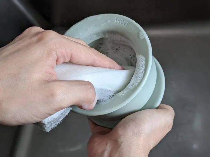 附件|忘情咀嚼，狗狗根本停不下来