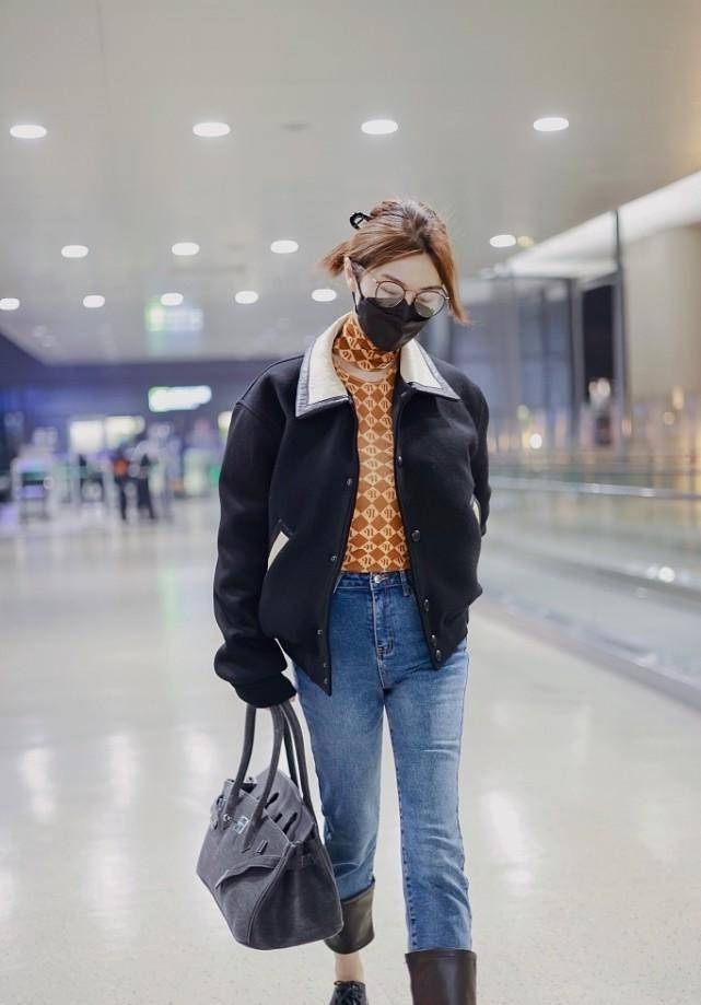 脚踝 李菲儿气质这么好,短大衣配打底衫时尚清新,露脚踝看着有点冷