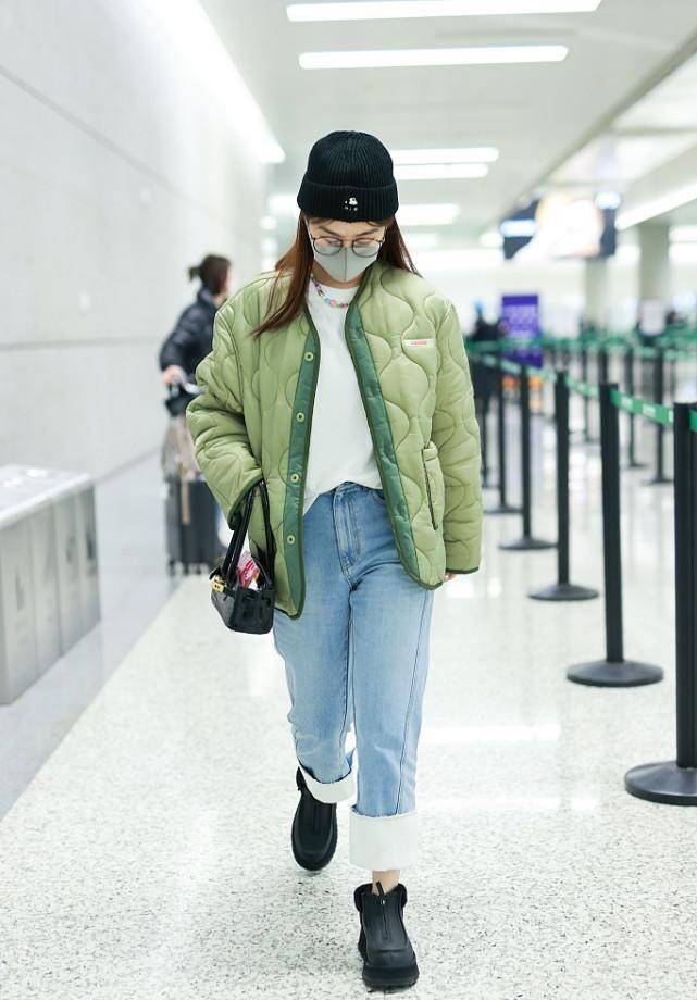 脚踝 李菲儿气质这么好,短大衣配打底衫时尚清新,露脚踝看着有点冷