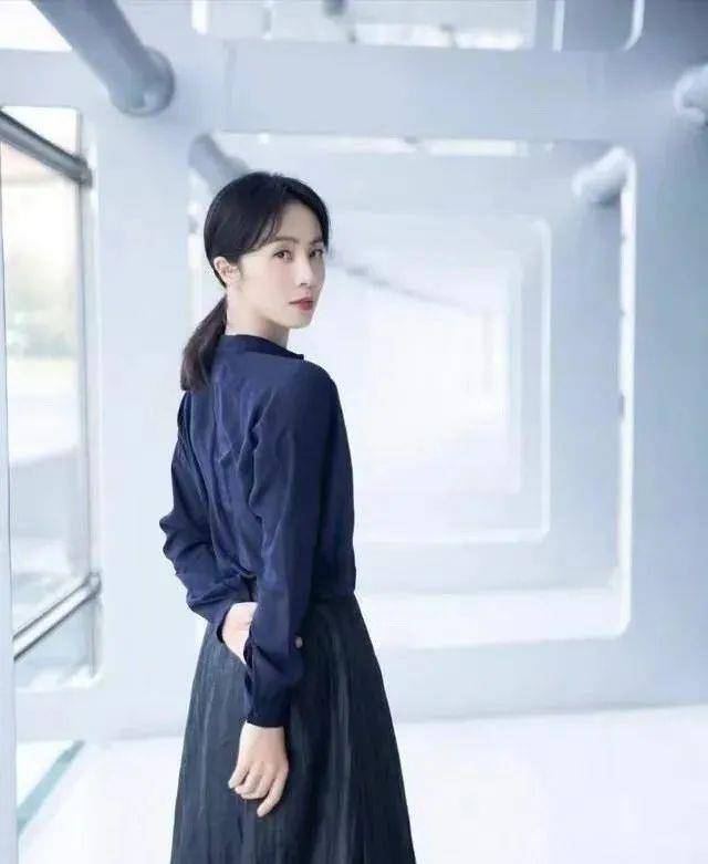 孙莉染 黄磊一家难得分开去机场，孙莉染的金发相当有气质，剪寸头的黄磊像极了保安。