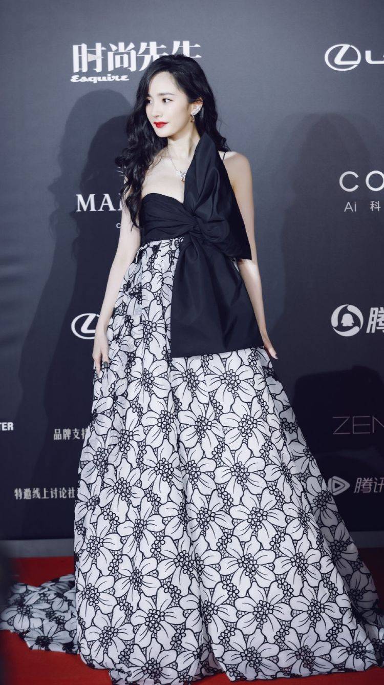 下半身 杨幂是真敢呐！上半身只穿个“蝴蝶结”，转身那刻摄影师狂按快门