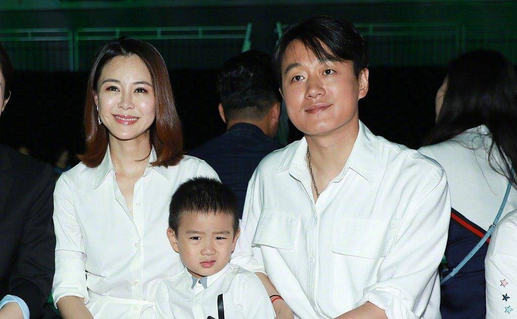 小家伙 董璇3岁女儿T台走秀，佟大为关悦携子捧场，青梅竹马同框超养眼