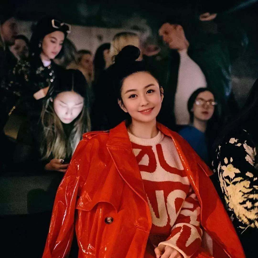 邱淑贞沈月近照曝光，穿红色吊带裙风情满满，颇有妈妈邱淑贞当年风韵