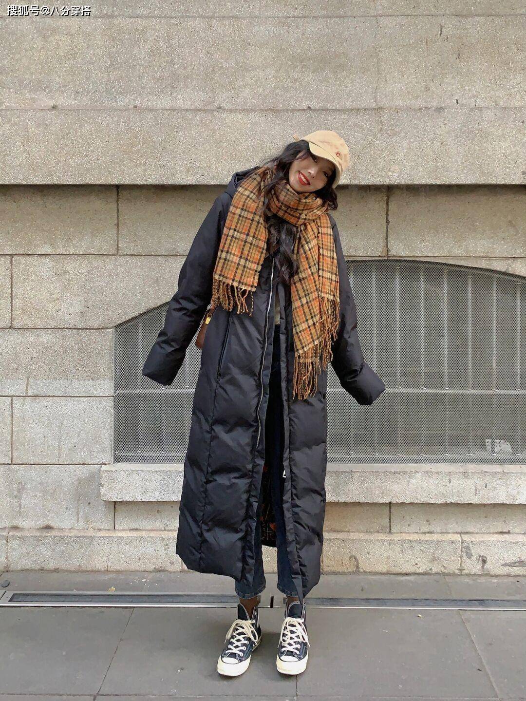 进行 轻熟女性冬天不要瞎打扮，试试这些长款羽绒服，简约利落又保暖