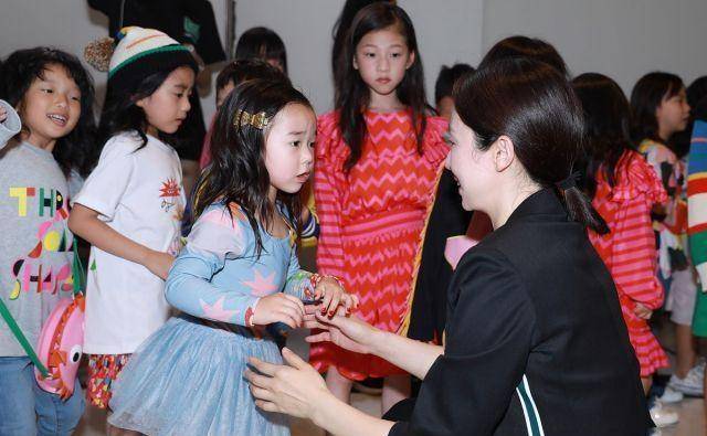 小家伙 董璇3岁女儿T台走秀，佟大为关悦携子捧场，青梅竹马同框超养眼