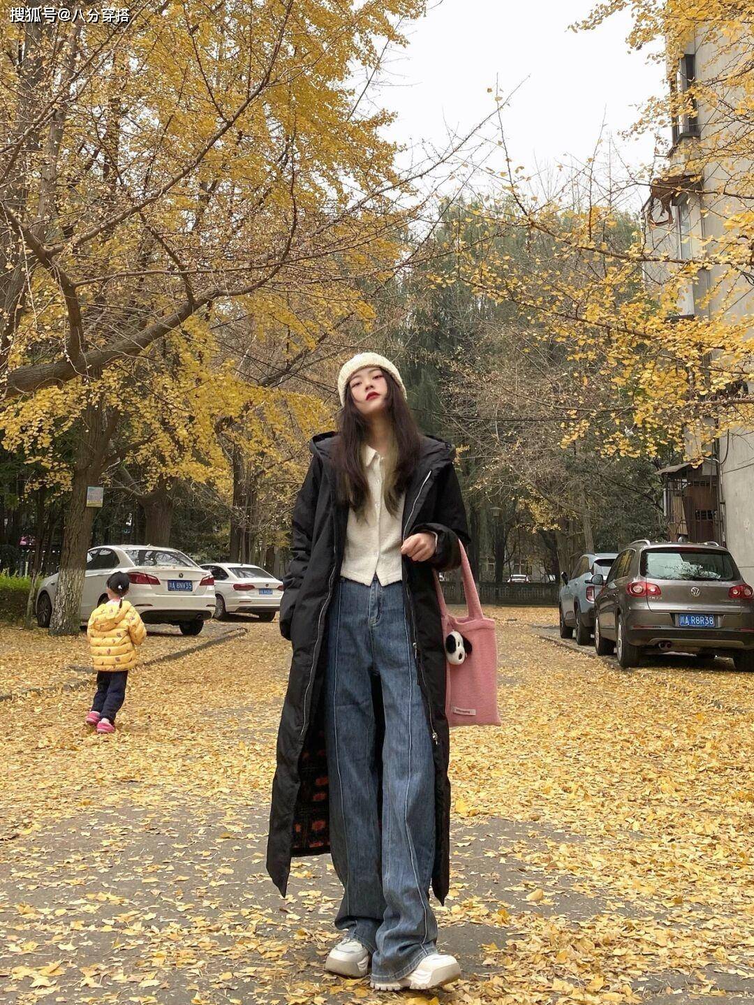 进行 轻熟女性冬天不要瞎打扮，试试这些长款羽绒服，简约利落又保暖