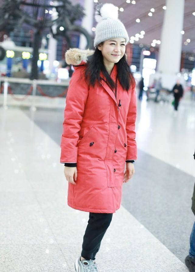 颜色 陈妍希长得好可爱,脸蛋圆润身材却很纤细,穿羽绒服都不胖