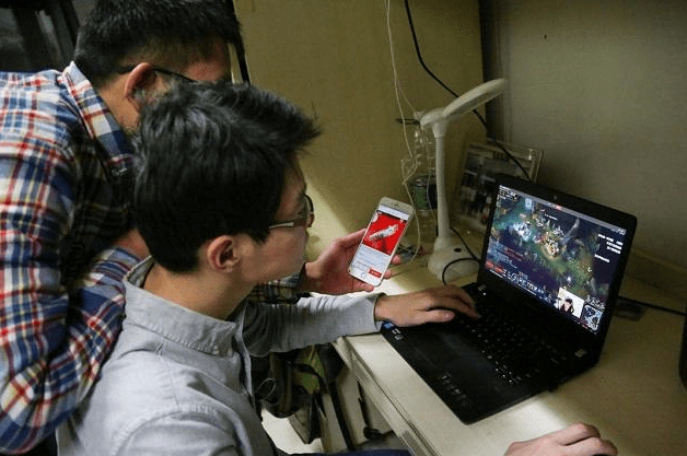 大学生沉迷追剧打游戏,鼠标垫"暗藏玄机",家长:打吧,没关系_生活_学而