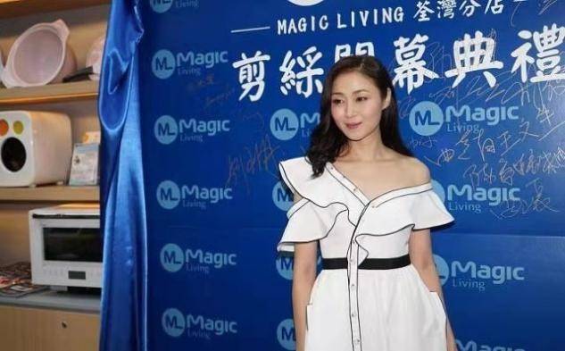万绮雯出席活动,穿短裙美腿依旧惊艳,鞋子却太拉垮_白色_裙子_造型