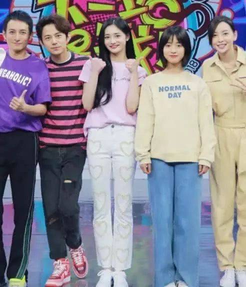 沈月脸长的好看身高是短板同框关晓彤还达够不着她的肩