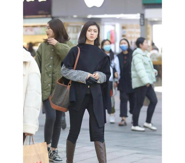 服装 重庆妹子的街拍很真实，冬天里的穿搭各式各样，美得不重样