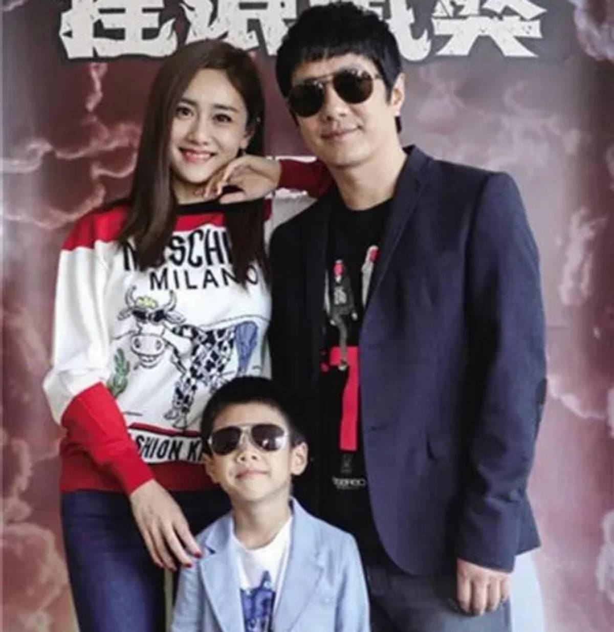 刘芸带娃看展身形臃肿被疑怀二胎11岁儿子长高不少太帅气