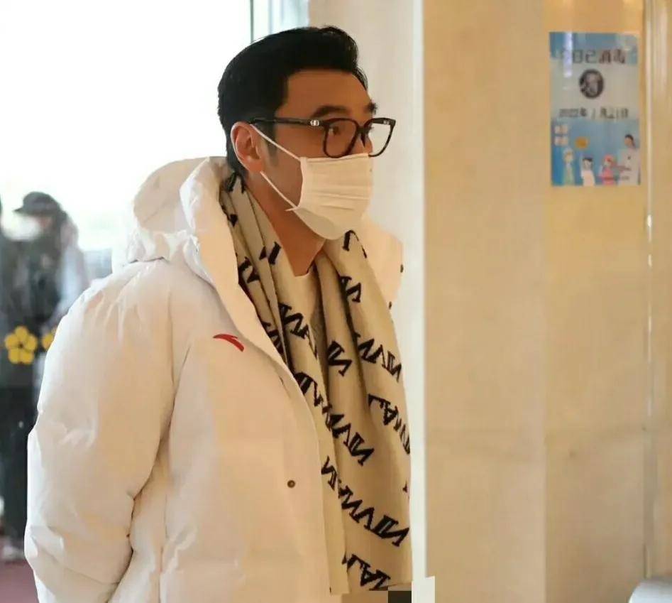 5位港台明星参加春晚联排 陈妍希背8万包包 71岁谭咏麟自搬行李 钟镇涛 萧敬腾 晚会 5位港台明星参加春晚联排 陈妍希背8万包包 71岁谭咏麟自搬行李 钟镇涛 萧敬腾 晚会