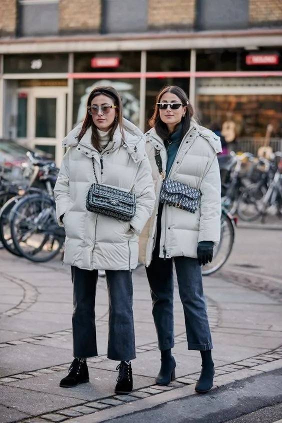 牛仔 40岁女人无论个子高矮,建议穿羽绒服配九分裤,时尚又显高挑