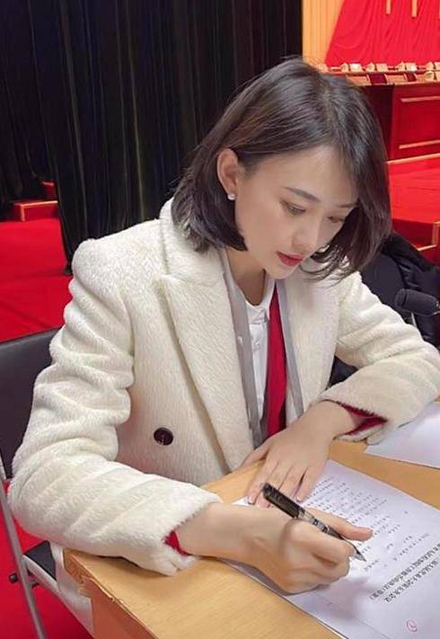 原创安徽台主播任重要会议播音员封闭5天来工作31岁能力堪称台柱