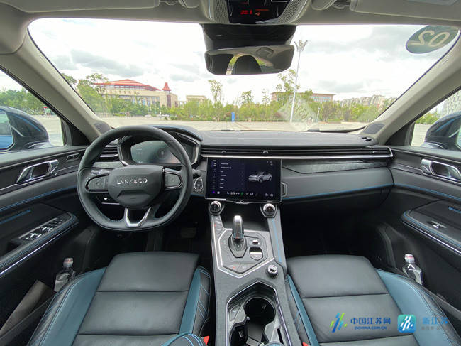 领克05的内饰采用了一套全新的设计造型,相比之前的车型更加简约大气.