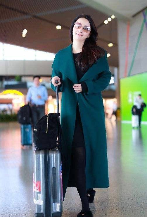 卫衣 49岁陶虹真会穿！羽绒服叠穿卫衣，不仅不臃肿，反而优雅又洋气