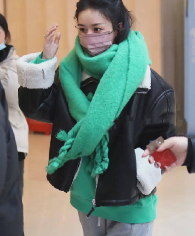 张小斐 春晚私服比拼：赵丽颖千元夹克可爱减龄，张小斐万元大衣输给宋茜