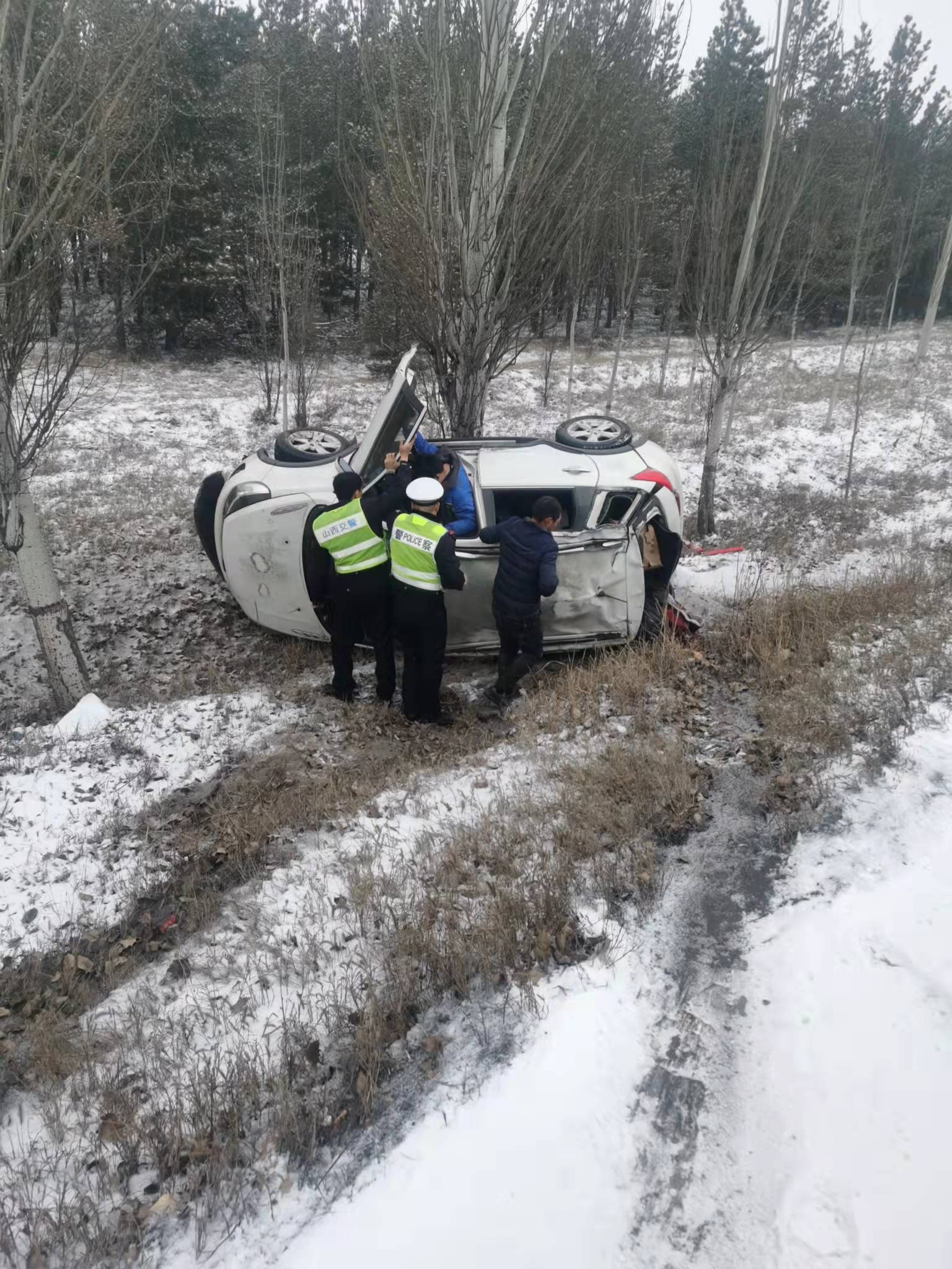 雪天路滑车翻沟 怀仁交警来相助